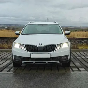 Skoda Octavia Combi 2.0 TDI 4x4 DSG Scout Bild 4