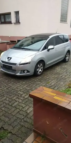Peugeot 5008 e-HDI FAP 115 EGS6 StopStart Active Bild 3