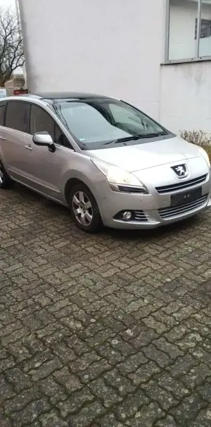 Peugeot 5008 e-HDI FAP 115 EGS6 StopStart Active Bild 2