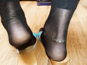 Nylonstrümpfe, schwarz oder braun. 