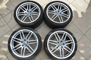 Originale Audi RS-Felgen in neuwertigem Zustand und Michelin Pilot Sport 4-Reifen.