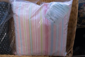 Gestreifte Dekokissen von Tchibo, originalverpackt. Bild 3