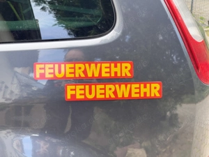 Zwei Magnetschilder FEUERWEHR reflektierend gelb-rot Bild 3