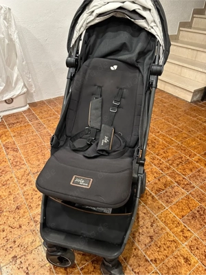 Joie Signature Reisebuggy in grau schwarz.
