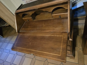 Schreibkommode mit Vitrinenaufsatz Bild 4