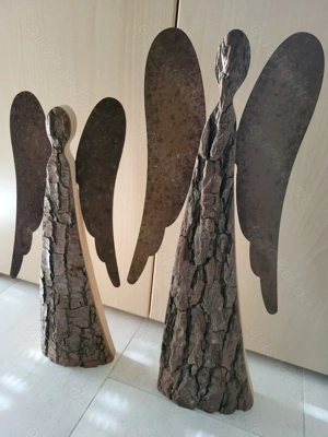 2 Engelfiguren aus Rindenholz mit Metallflügeln in Rostoptik