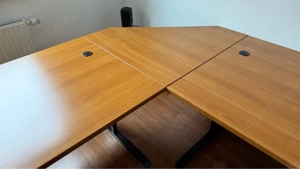 Schreibtisch und Rollxontainer