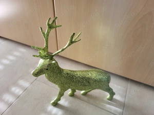 Hirsch in grüner Glitzerfarbe als Dekorationsobjekt  Bild 5
