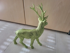 Hirsch in grüner Glitzerfarbe als Dekorationsobjekt  Bild 3