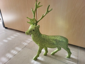 Hirsch in grüner Glitzerfarbe als Dekorationsobjekt 