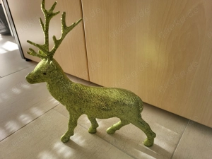 Hirsch in grüner Glitzerfarbe als Dekorationsobjekt  Bild 2