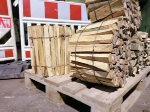 Brennholz, Kaminholz Ofenfertig auf Schwedenfeuer in versiedenen abbrennhöhen.