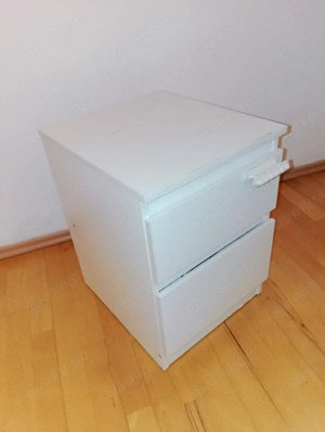 2 weiße Nachttische mit je 2 Schubladen