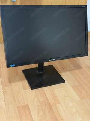 Samsung Monitor 22    höhenverstellbar & drehbar, VGA DVI