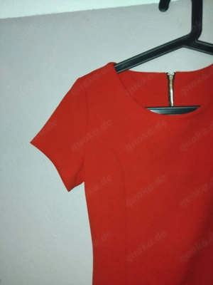 Rotes Kleid mit Spitzendetail am Saum