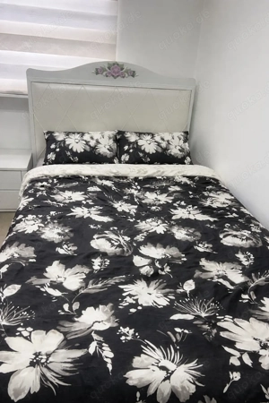 bett mit ein dekorativem kopfteil 