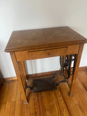 antike Nähmaschine im Tisch versenkbar Eiche