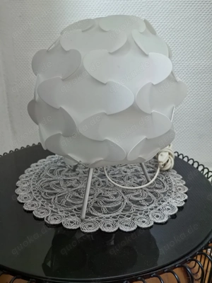 IKEA Fillsta Tischlampe mit Gestell in weissSchöne Tischlampe im Flourish Design mit ineinander gest Bild 2