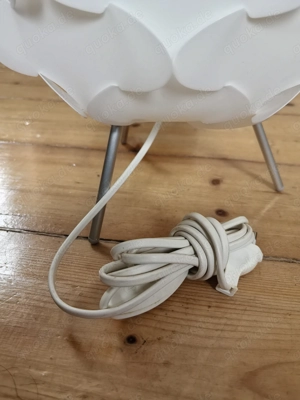 IKEA Fillsta Tischlampe mit Gestell in weissSchöne Tischlampe im Flourish Design mit ineinander gest Bild 5