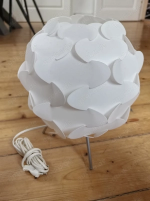 IKEA Fillsta Tischlampe mit Gestell in weissSchöne Tischlampe im Flourish Design mit ineinander gest Bild 3