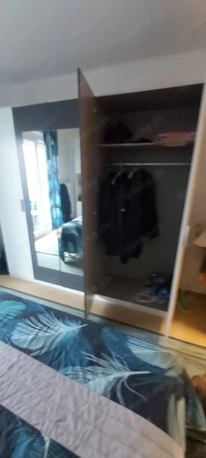 Geräumiger moderner Kleiderschrank mit Spiegeln (225x210x52 cm)