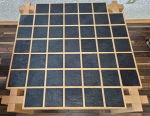 Tisch mit Schiefereinlagen