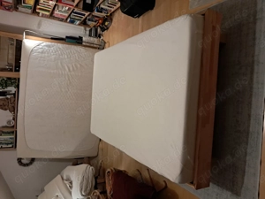 Holzbrett (140 * 200) mit Lattentrost und Matratze 