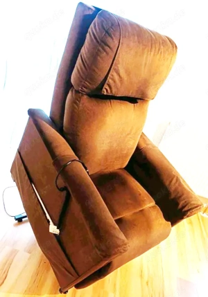 Brauner Aufstehsessel GOLDEN mit 2 Elektromotoren und beleuchteter Kabelfernbedienung