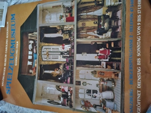 Spielzeug Museum Salzburg ältere Puppen Poser Bild 2