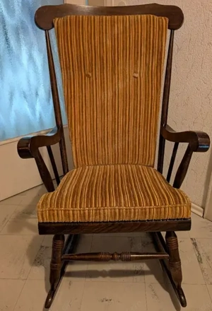 Schaukelstuhl aus Massivholz