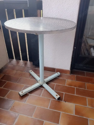 Selbstgebauter Stahltisch mit Lochblech-Platte