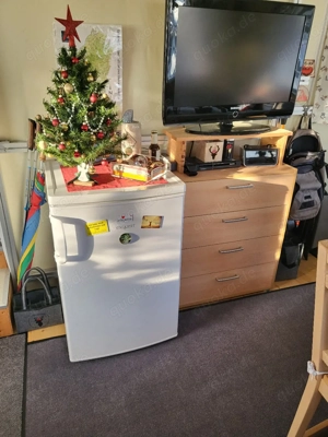 Küchenzeile mit Gasherd, Spüle und Kühlschrank