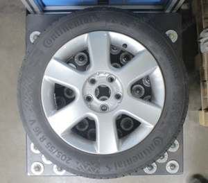 Vier komplette Räder (VW-Alufelgen mit CONTINENTAL PremiumContact 7, 205 55 R16 91 V, DOT: 0725)