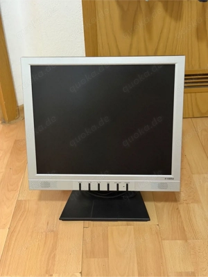 Kompakter 19-Zoll Monitor   VGA, sofort einsatzbereit