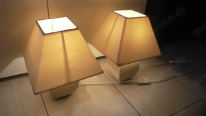 Zwei Nachttischlampen