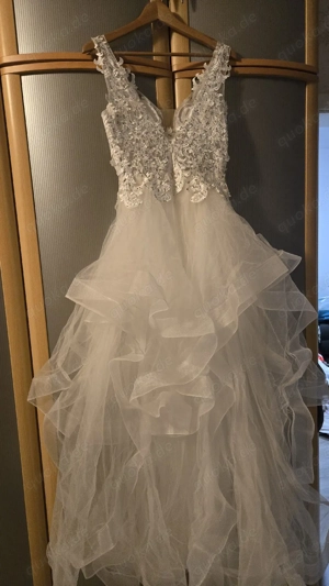 Das Hochzeitskleid ist in gutem Zustand, Größe 36.