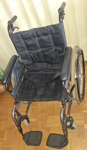 Rollstuhl "Otto Bock", faltbar, mit abnehmbaren und einklappbaren Fußstützen