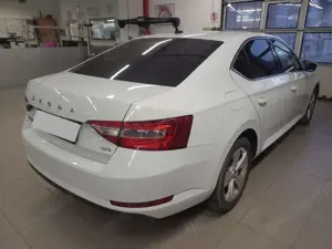 Skoda Superb 2.0 TDI 4x4 Ambition | MEM | StzHz | PDC Bild 2