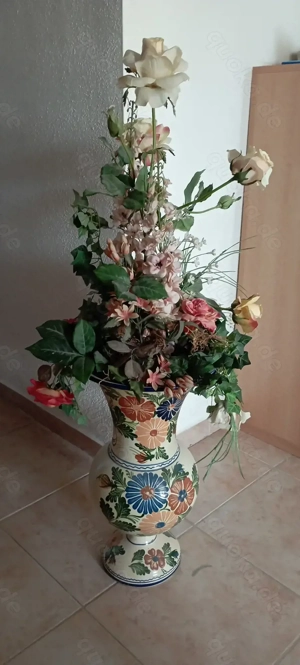 Handbemalte Bodenvase mit großem Gesteck