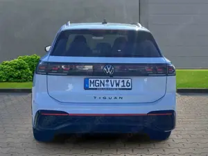 Volkswagen Tiguan R-Line 2.0 TDI+Anhängerkupplung+Sportsitze+Parklen Bild 3