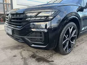 Volkswagen Touareg 3,0 TDI R-Line BlackStyle Pano AHK IQ 360 Bild 3