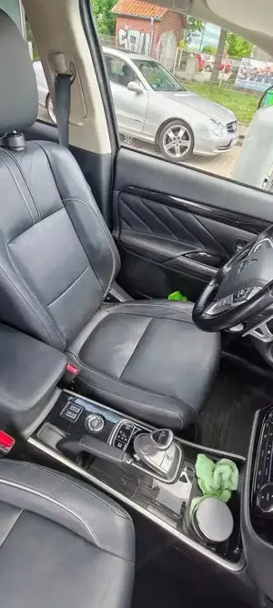 Mitsubishi Outlander Outlander 2.0 4WD Plug-In Hybrid Top Bild 2