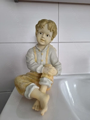 Deko sitzender Junge