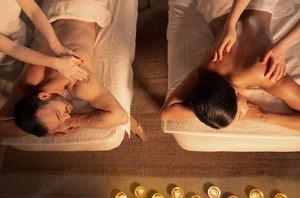 Eine gemeinsame Massage bedeutet doppelte Entspannung! Bequem nebeneinander liegend, werden Sie von 