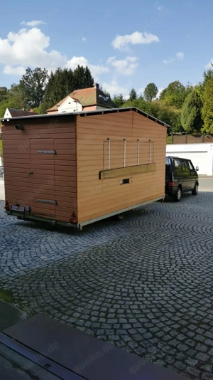 Zu verkaufen Schöner Stabiler Mittelalter Verkaufsanhänger Holz 5 Meter x 2.50.zim selbst Ausbauen. Bild 3