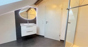 Kernsanierte 3 Zimmer Dachgeschoss-wohnung 