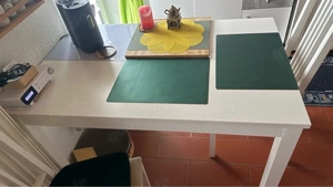 schöner groser weiser tisch