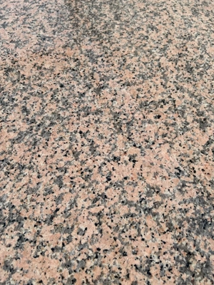 Couchtisch aus Rosa Porrino Granit mit Stahlgestell Bild 3