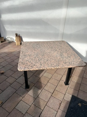 Couchtisch aus Rosa Porrino Granit mit Stahlgestell Bild 2