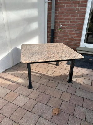 Couchtisch aus Rosa Porrino Granit mit Stahlgestell